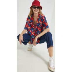 Tommy Jeans koszula damska kolor czerwony relaxed z kołnierzykiem klasycznym. Czerwone koszule Tommy Jeans, l, bez wzorów, z jeansu, klasyczne, bez kołnierzyka, bez ramiączek. W wyprzedaży za 319.99 zł.