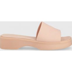 Calvin Klein klapki damskie kolor różowy na platformie. Czerwone klapki Calvin Klein, bez wzorów, z gumy, bez obcasa, na platformie, bez zapięcia. W wyprzedaży za 284.99 zł.