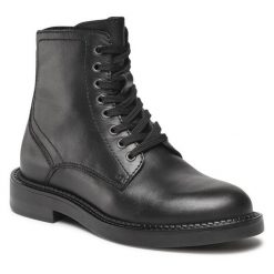 Trzewiki Lasocki. Czarne botki Lasocki, bez wzorów, bez obcasa, na płaskiej podeszwie, bez zapięcia. Za 169.99 zł.