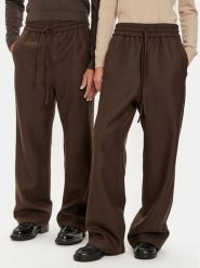 AMI Paris Spodnie materiałowe UTR212.WV0018 Brązowy Relaxed Fit. Brązowe spodnie materiałowe AMI PARIS, bez wzorów, z materiału. Za 1,049.00 zł.