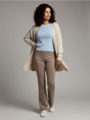 Bluzka swetrowa z prążkowanej dzianiny - błękitny. Niebieskie bluzki Sinsay, l, bez wzorów, z dzianiny, bez kołnierzyka, bez ramiączek. Za 39.99 zł.