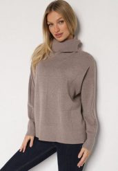 Ciemnobeżowy Golf w Klasycznym Stylu Linagela. Brązowe swetry Born2be, bez wzorów, z jeansu, klasyczne, bez ramiączek. Za 79.99 zł.