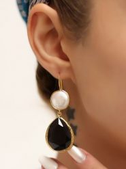 L'Atelier de Gaia Pozłacane kolczyki z perłami i kocim okiem rozmiar: onesize. Czarne kolczyki L'Atelier de Gaia, z perłą, pozłacane. Za 69.99 zł.