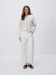 Marynarka z koronkowym kołnierzykiem - beżowy. Brązowe marynarki i żakiety Reserved, l, bez wzorów, z koronki, klasyczne, bez ramiączek. Za 239.99 zł.