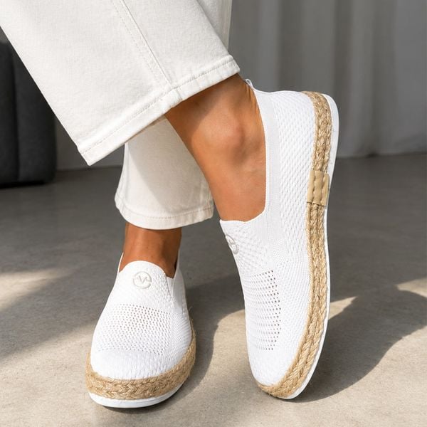 Białe espadryle damskie Vinceza 13659. Białe espadryle VINCEZA, bez wzorów, z bawełny, eleganckie, z okrągłym noskiem, bez obcasa. W wyprzedaży za 116.10 zł.