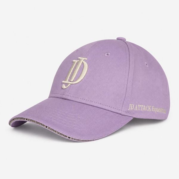 Czapka z daszkiem Aya Lavender JD ATTACK. Fioletowe czapki z daszkiem JD ATTACK, na lato, z aplikacjami, z żakardem, eleganckie. Za 109.00 zł.