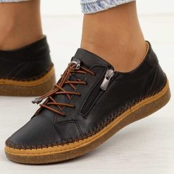 Czarne skórzane półbuty damskie T.Sokolski 8207. Czarne półbuty wsuwane Sokolski, na jesień, bez wzorów, z jeansu, biznesowe, z okrągłym noskiem, bez obcasa, na płaskiej podeszwie. Za 319.00 zł.