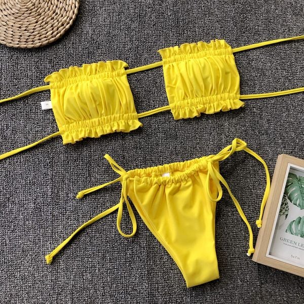Bikini bandeau z regulowanymi ramiączkami na lato Jozien. Czerwone bikini Intica, bez wzorów. Za 139.00 zł.