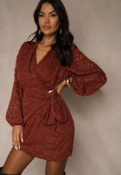 Bordowa Sukienka z Tkaniny Plumeti o Kopertowym Fasonie Zenisala. Czerwone sukienki Renee, na imprezę, l, bez wzorów, z tkaniny, eleganckie, bez kołnierzyka, bez ramiączek, mini, kopertowe. Za 159.99 zł.