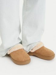 Crocs Klapki Classic Unfurgettable Suede Clog 212106 Beżowy. Brązowe klapki Crocs, bez wzorów, ze skóry, bez obcasa, bez zapięcia. Za 269.99 zł.