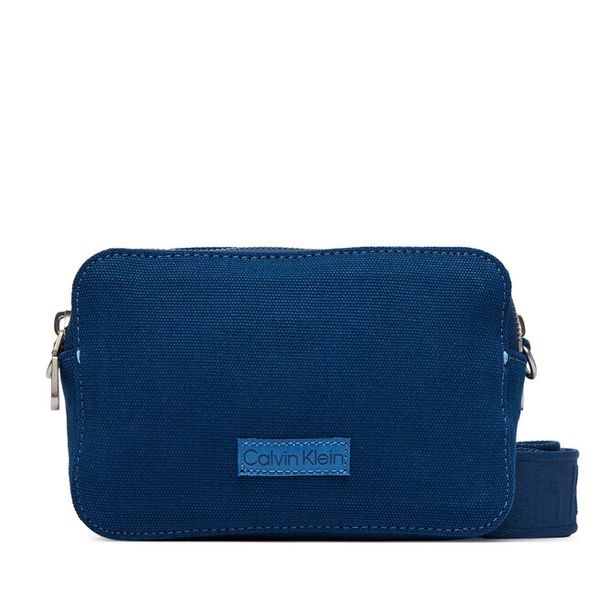 Torebka Calvin Klein. Niebieskie listonoszki Calvin Klein, bez wzorów, bez dodatków. Za 232.99 zł.