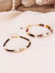 Pierres de Jade Pozłacane bransoletki (2 szt.) z perłami i kamieniami szlachetnymi rozmiar: onesize. Białe bransoletki Pierres de Jade, z perłą, pozłacane. Za 43.99 zł.