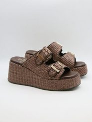 Bellucci Klapki w kolorze jasnobrązowym na koturnie rozmiar: 36. Brązowe klapki Bellucci, bez wzorów, klasyczne, z otwartym noskiem, bez obcasa, na koturnie, bez zapięcia. Za 121.99 zł.