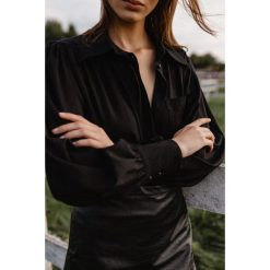Koszula z bufkami na ramionach czarna z prążkowaniem - LIBRE BLACK. Czarne koszule Marsala, l, bez wzorów, z bawełny, biznesowe, bez kołnierzyka, bez ramiączek. W wyprzedaży za 109.95 zł.