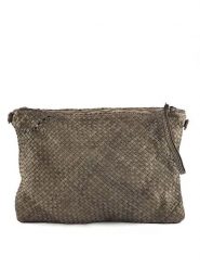 Amara Skórzana kopertówka "Violet" w kolorze szarobrązowym - 35 x 25 x 2 cm rozmiar: onesize. Brązowe kopertówki Amara, bez wzorów, z materiału, przez ramię, bez dodatków. Za 423.06 zł.