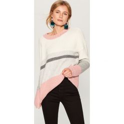 Sweter oversize w pasy - Kremowy. Swetry marki GEOLOGIC. W wyprzedaży za 79.99 zł.