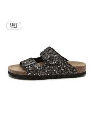 Teegu Klapki w kolorze czarnym rozmiar: 38. Czarne klapki teegu, bez wzorów, klasyczne, z otwartym noskiem, bez obcasa, bez zapięcia. Za 121.99 zł.