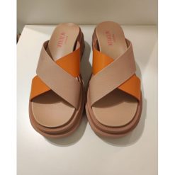 Sandały ash pink z pomarańczowym akcentem Twinset. Czerwone sandały Twinset, bez wzorów, bez obcasa, bez zapięcia. Za 730.00 zł.