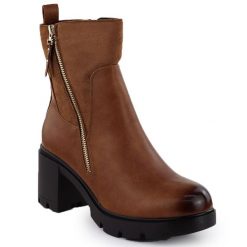 Botki damskie ocieplane na słupku z zamkiem camel M.Daszyński 23108. Brązowe botki M.Daszyński, bez wzorów, ze skóry ekologicznej, bez obcasa, na słupku, bez zapięcia. Za 99.99 zł.