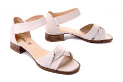 CAPRICE 28202-20 144 offwhite soft, sandały damskie. Brązowe sandały Caprice, bez wzorów, bez obcasa, na obcasie, bez zapięcia. Za 319.90 zł.