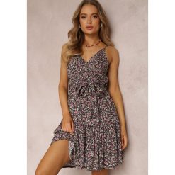 Czarna Sukienka z Wiskozy Droz. Czarne sukienki Renee, l, bez wzorów, z wiskozy, eleganckie, bez kołnierzyka, bez ramiączek, midi, kopertowe. W wyprzedaży za 48.99 zł.