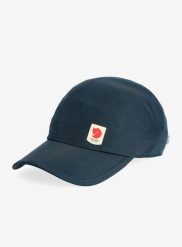 Czapka z daszkiem Fjallraven High Coast Wind Cap. Niebieskie czapki z daszkiem Fjällräven, bez wzorów, z materiału, eleganckie. Za 181.49 zł.