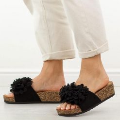 Czarne klapki damskie Potocki 17300. Czarne klapki POTOCKI, z aplikacjami, z jeansu, eleganckie, bez obcasa, na koturnie, bez zapięcia. Za 89.00 zł.