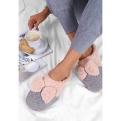 Różowo-Szare Kapcie Andrenos. Czerwone kapcie Renee, bez wzorów. Za 49.99 zł.