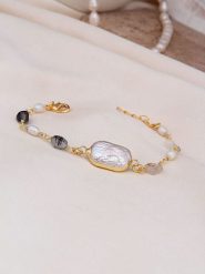 Pierres de Jade Pozłacana bransoletka z elementami ozdobnymi rozmiar: onesize. Białe bransoletki Pierres de Jade, z perłą, pozłacane. Za 83.42 zł.