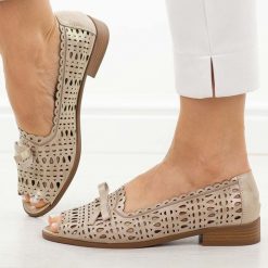 Złote ażurowe półbuty damskie M.Daszyński 25113-10. Żółte półbuty wsuwane M.Daszyński, na lato, w ażurowe wzory, ze skóry, casualowe, z otwartym noskiem, bez obcasa, na płaskiej podeszwie. Za 219.00 zł.