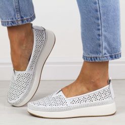 Białe skórzane ażurowe półbuty damskie Filippo Dp4555/26. Brązowe półbuty wsuwane Filippo, na lato, w ażurowe wzory, ze skóry, eleganckie, bez obcasa. W wyprzedaży za 192.72 zł.