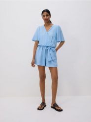 Wiskozowy kombinezon - jasnoniebieski. Niebieskie kombinezony Reserved, l, bez wzorów, z wiskozy, bez kołnierzyka, bez ramiączek. Za 119.99 zł.
