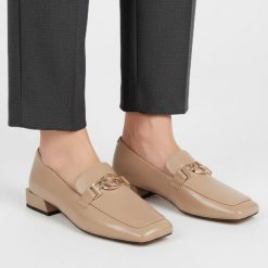 Półbuty damskie S.Barski, cholewka skóra naturalna licowa gładka fason niski kwadratowy nosek ozdobny metalowy element na podbiciu niski stabilny obc. Brązowe półbuty wsuwane S.BARSKI, bez wzorów, ze skóry, bez obcasa, na obcasie. Za 389.00 zł.