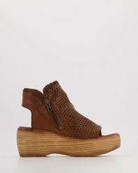 BRĄZOWE SANDAŁY Z CHOLEWKĄ D419 RO-NE MARRO. Brązowe sandały Venezia, bez wzorów, ze skóry, bez obcasa, na platformie, bez zapięcia. Za 399.00 zł.