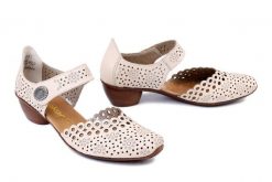 RIEKER 43753-60 beige, czółenka damskie. Brązowe czółenka Rieker, na lato, bez wzorów, bez obcasa, na obcasie, bez zapięcia. Za 319.90 zł.