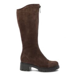Brązowe Kozaki Simen Eleganckie Buty Damskie. Brązowe kozaki Simen, bez wzorów, eleganckie, bez obcasa, bez zapięcia. Za 639.00 zł.