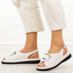 Białe skórzane sandały damskie T.Sokolski 475. Białe sandały Sokolski, z aplikacjami, z jeansu, casualowe, bez obcasa, na platformie, bez zapięcia. Za 219.00 zł.