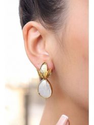 Pierres delicates Pozłacane kolczyki z masą perłową rozmiar: onesize. Białe kolczyki Pierres delicates, z perłą, pozłacane. Za 74.95 zł.