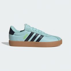 Buty VL Court 3.0. Fioletowe buty treningowe adidas, bez wzorów, bez zapięcia, trekkingowe. W wyprzedaży za 213.85 zł.