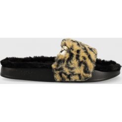 Puma kapcie kolor brązowy. Brązowe kapcie Puma, bez wzorów, z materiału. W wyprzedaży za 144.99 zł.