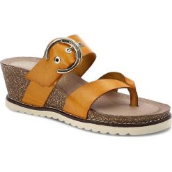 Żółte Klapki Yokono Wygodne Buty Na Koturnie. Żółte klapki Yokono, bez wzorów, bez obcasa, na koturnie, bez zapięcia. Za 279.00 zł.