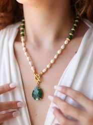 Pierres de Jade Pozłacany naszyjnik z elementami ozdobnymi - dł. 47 cm rozmiar: onesize. Białe naszyjniki Pierres de Jade, z materiału, z malachitem, pozłacane. Za 86.99 zł.