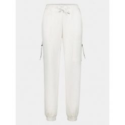 Joggery damskie Luhta Anjala. Białe spodnie dresowe Luhta, bez wzorów, z dresówki, na fitness i siłownię. Za 399.00 zł.