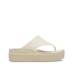Japonki Dla Dorosłych Crocs Brooklyn Flip. Brązowe japonki Crocs, bez wzorów, z materiału. Za 181.99 zł.