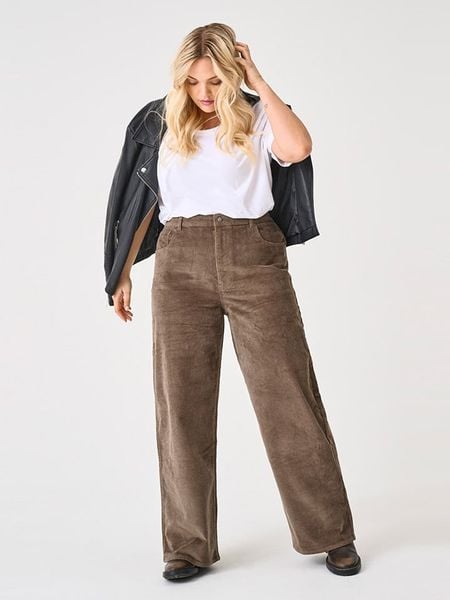 ONLY Carmakoma Spodnie sztruksowe w kolorze jasnobrązowym rozmiar: 46/L32. Brązowe spodnie materiałowe Only Carmakoma, bez wzorów, z materiału, klasyczne. Za 135.17 zł.