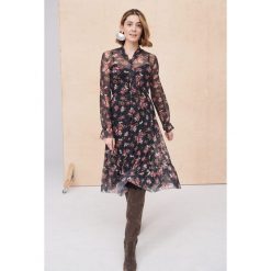 Sukienka Moessi BS Bukieciki. Brązowe sukienki blue shadow, s, bez wzorów, z tkaniny, bez kołnierzyka, bez ramiączek, midi. W wyprzedaży za 114.95 zł.