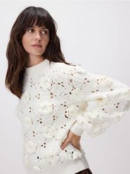 Sweter z aplikacją 3D - złamana biel. Swetry Reserved, l, z aplikacjami, z dzianiny, bez ramiączek. Za 259.99 zł.