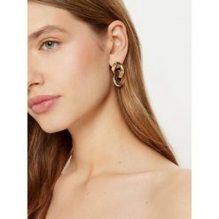 Kolczyki BOSS. Żółte kolczyki Boss, złote. Za 399.99 zł.