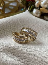 Luseera Pozłacane kolczyki-półkreole z cyrkoniami rozmiar: onesize. Żółte kolczyki Luseera, z cyrkonią, pozłacane. Za 43.99 zł.