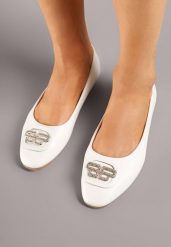 Białe Balerinki z Metaliczną Ozdobą Avelfitia. Białe baleriny Born2be, z aplikacjami, z jeansu, eleganckie, bez obcasa, na obcasie, bez zapięcia. Za 54.99 zł.